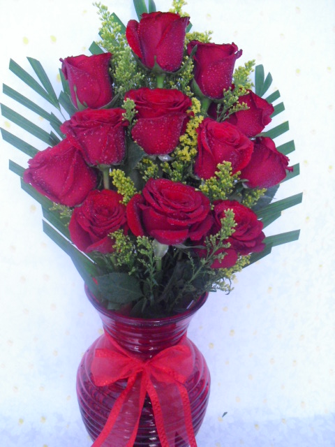 dozen-roses-vase.jpg
